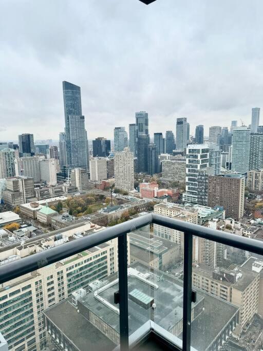 Cozy Condo Near Eatoncentre Mall Торонто Экстерьер фото