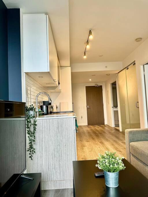 Cozy Condo Near Eatoncentre Mall Торонто Экстерьер фото