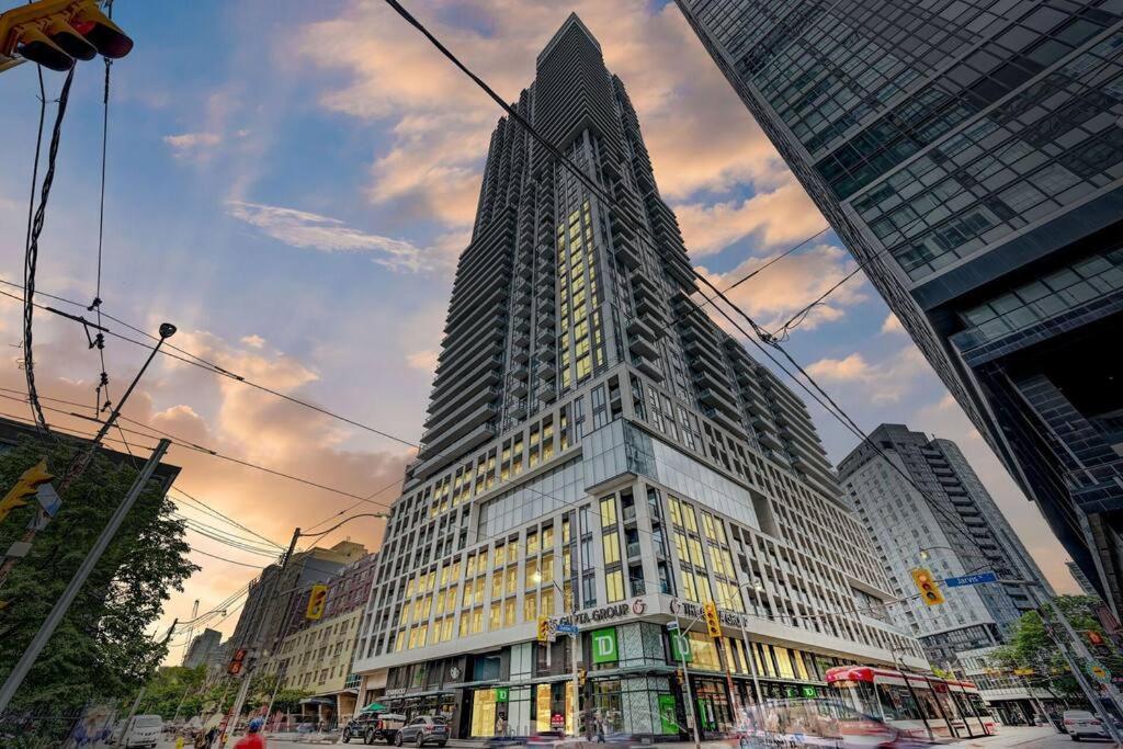 Cozy Condo Near Eatoncentre Mall Торонто Экстерьер фото